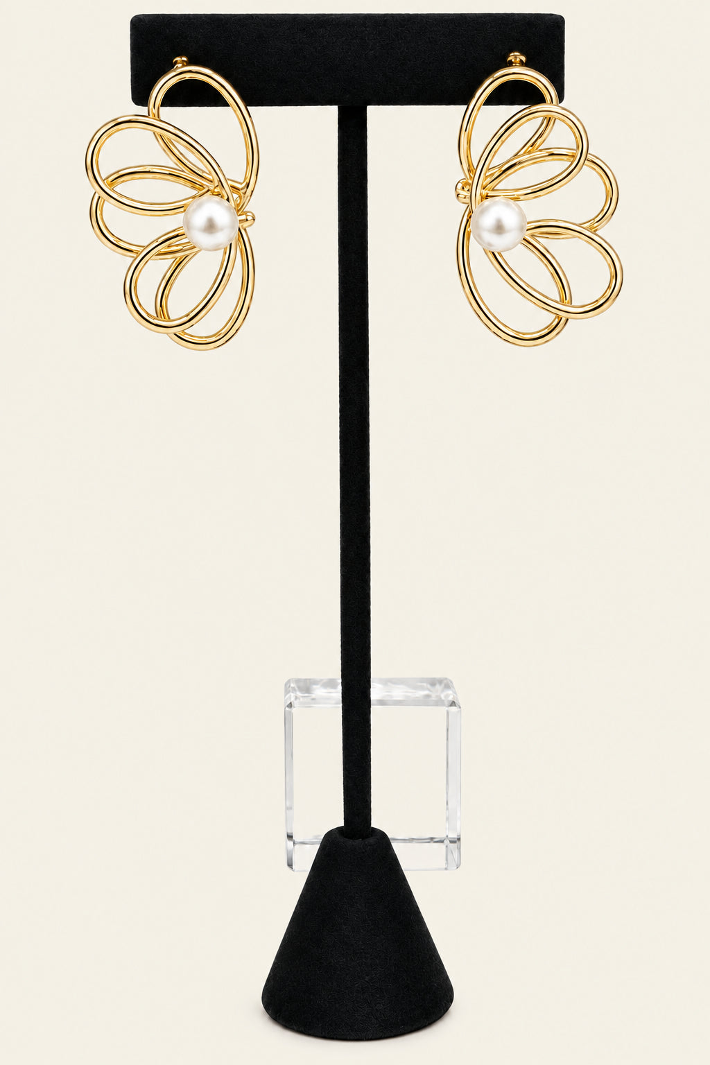 Gold tone open petal flower with imitation pearl